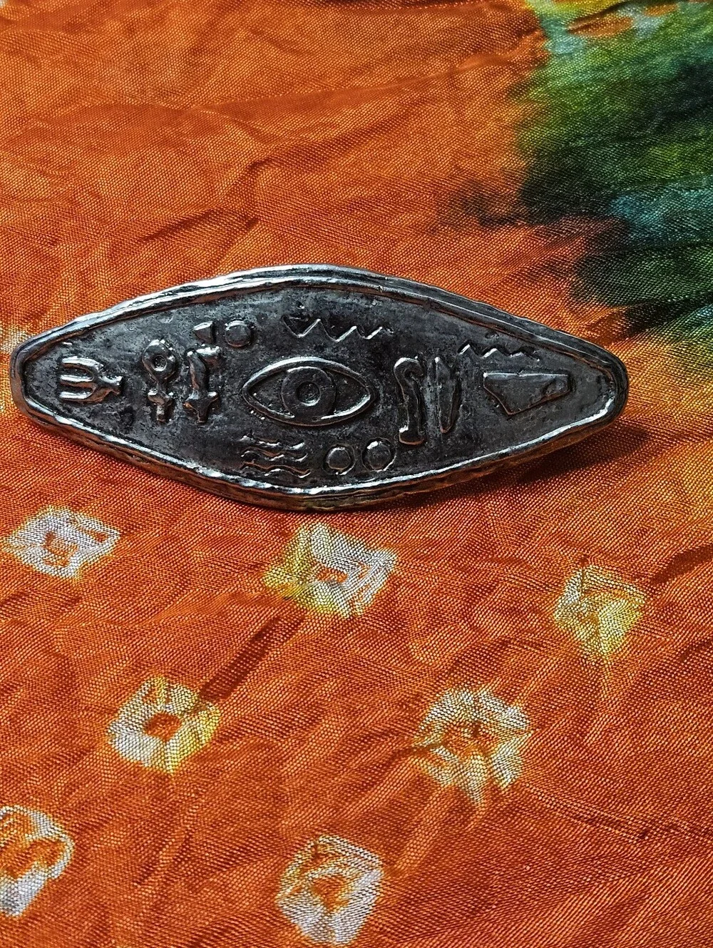 Silver-Tone Vintage 1990s Egyptian Eye Accent Hair Clip